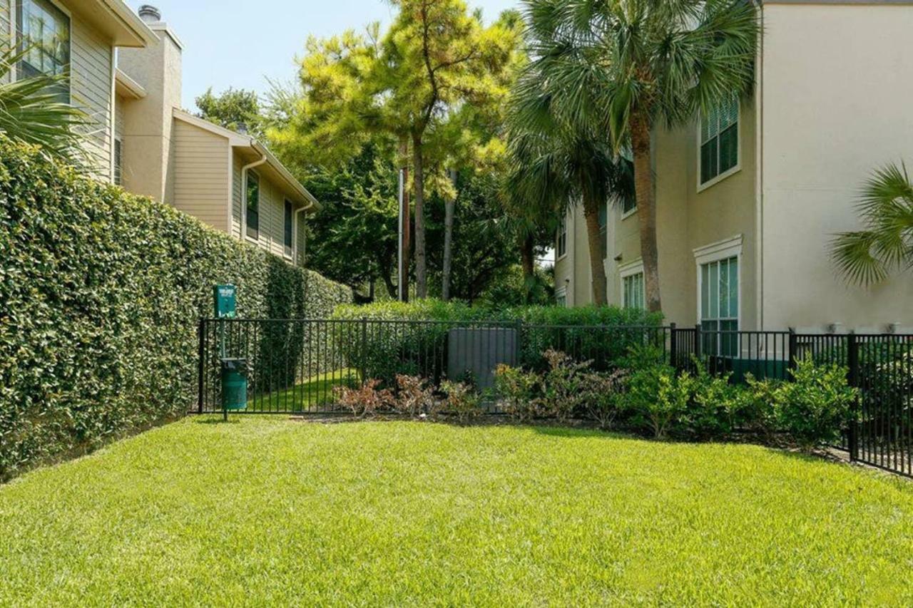 Cozy Home Near Med Center, Nrg, Galleria & Dtown Houston Exterior photo